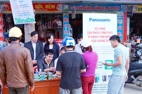 Nhiều người dân đến đổi pin cũ lấy pin sinh thái của Panasonic. (Ảnh: Thu Phương)