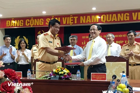 Lãnh đạo Cục Cảnh sát giao thông và VietnamPost ký kết thỏa thuận, giúp người vi phạm đơn giản hóa quy trình nộp phạt vi phạm giao thông. (Ảnh: T.H/Vietnam+)