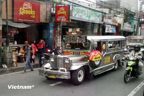Cũng như xe buýt ở Việt Nam, Jeepney được lựa chọn để chở hành khách, một xe thông thường có thể chở mỗi bên 8 hành khách và 2 ghế cạnh lái xe. (Ảnh: T.H/Vietnam+)