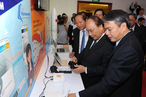 Thủ tướng Chính phủ Nguyễn Xuân Phúc trong buổi làm việc tại VNPT. (Nguồn: VNPT)