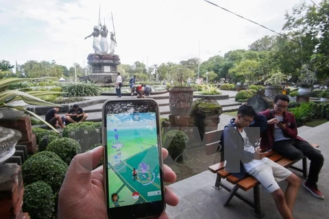 Một nhóm chơi Pokemon Go trên đường phố. (Nguồn: EPA/TTXVN)