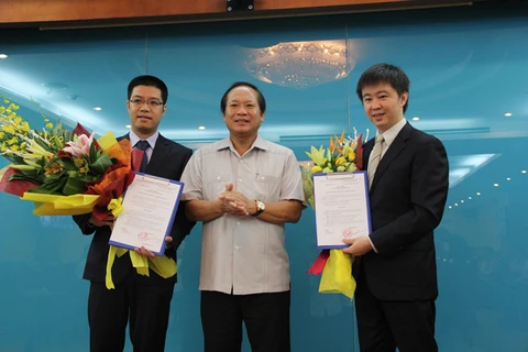 Bộ trưởng Trương Minh Tuấn trao quyết định bổ nhiệm cho ông Nguyễn Thành Chung (trái) và ông Bùi Hoàng Phương (phải). (Ảnh: CTV)