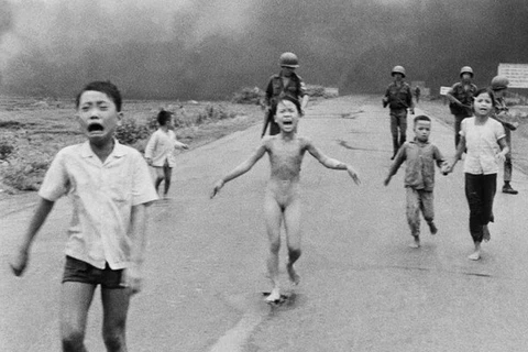 ​Bức ảnh 'Nỗi kinh hoàng chiến tranh' của nhà báo đoạt giải Pulitzer, Nick Ut, ghi lại cảnh các em bé Việt Nam chạy trốn một cuộc tấn công bằng bom napalm. (Ảnh: Nick Ut) 