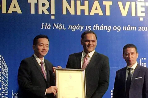 Ông Nguyễn Mạnh Hùng, Phó Tổng Giám đốc MobiFone (trái) nhận chứng nhận từ Brand Finance. (Nguồn: MBF)