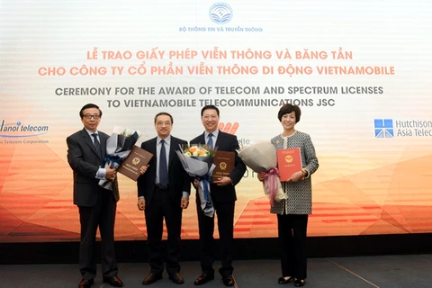 Lãnh đạo Bộ Thông tin và Truyền thông trao các Giấy phép viễn thông và băng tần cho Vietnamobile. (Nguồn VNM)
