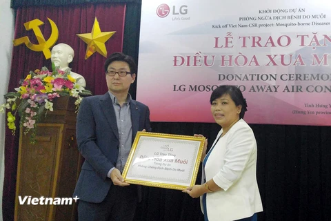 Ông Kim Young Lak, Tổng Giám đốc LG Electronics Việt Nam trao quà tượng trưng cho đại diện huyện Tiên Lữ. (Ảnh: T.H/Vietnam+)