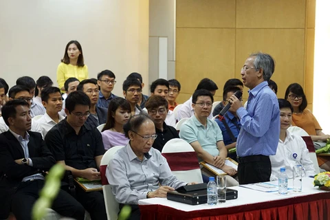 Tiến sĩ Nguyễn Long giao lưu cùng các tác giả lọt vào Chung khảo Nhân tài Đất Việt. (Nguồn: BTC)