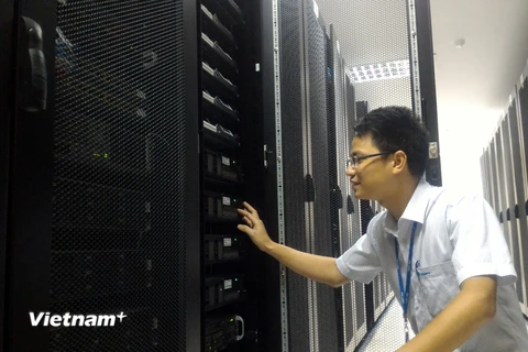 Kiểm tra hệ thống máy chủ tại VNPT-Net. (Ảnh minh họa: Trung Hiền/Vietnam+)