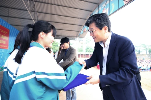 Ông Kim Dongwook, Tổng Giám đốc SEVT trao tặng học bổng cho học sinh nghèo vượt khó. (Nguồn: Samsung)