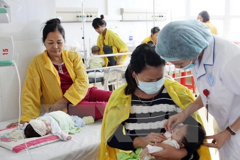 Nhân viên y tế kiểm tra sức khỏe cho bệnh nhi tại Bệnh viện Sản-Nhi Bắc Giang. (Ảnh: Dương Ngọc/TTXVN)