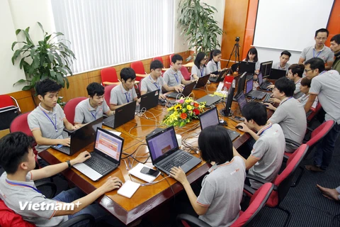 Bộ phận trợ giúp kỹ thuật cho cuộc thi tại Bkav. (Ảnh: T.H/Vietnam+)