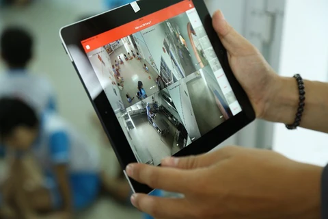Công nhân ở Khu công nghiệp tại Bình Dương có thể dùng thiết bị di động để nhìn ngắm con cái mỗi khi rảnh rỗi. (Nguồn: MobiFone)
