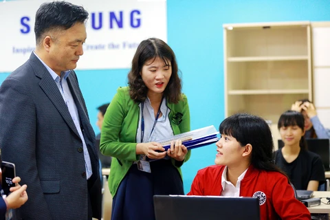 Ông Huh Changwan, Phó Tổng Giám đốc Samsung Electronics Việt Nam trao đổi với sinh viên tại phòng Lab mới. (Ảnh: Samsung)