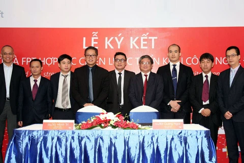 Lãnh đạo Microsoft Việt Nam và FPT ký kết kết hợp tác chiến lược liên quan tới chuyển đổi công nghệ số. (Ảnh: N.P) 