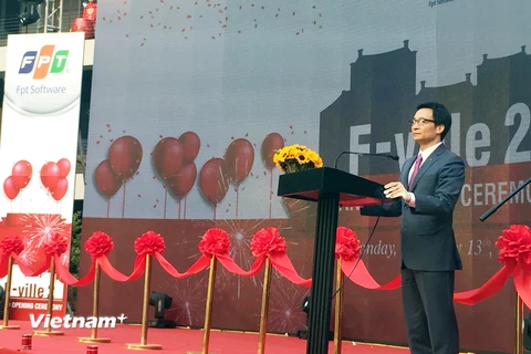 Phó Thủ tướng Vũ Đức Đam phát biểu chúc mừng FPT và kỳ vọng sẽ có nhiều làng phần mềm trên toàn quốc. (Ảnh: T.H/Vietnam+)