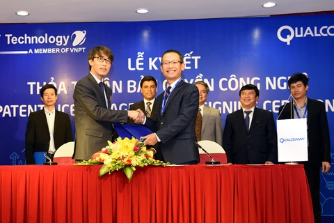 Ông Thiều Phương Nam (phải) cho biết, một trong những mục tiêu hàng đầu của Qualcomm là hỗ trợ ngành công nghiệp công nghệ Việt Nam phát triển. (Nguồn: VNPT)