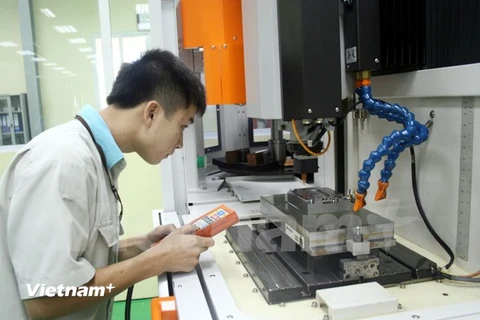 Dây chuyền sản xuất điện thoại của Viettel. (Nguồn: Vietnam+)