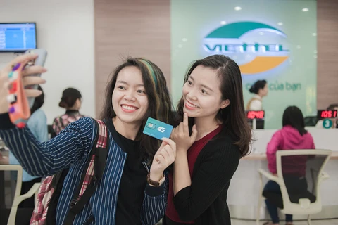 Các bạn trẻ hào hứng đến cửa hàng Viettel đổi SIM miễn phí và check in bằng 4G Viettel.