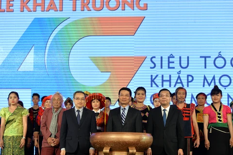 Thứ trưởng Phan Tâm (bên trái, hàng đầu tiên) trong lễ khai trương 4G của Viettel. (Nguồn: Viettel)