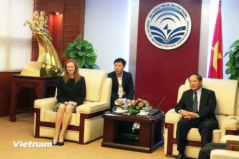 Bộ trưởng Trương Minh Tuấn cho đại diện Facebook xem một số tài khoản giả mạo. (Ảnh: T.H/Vietnam+)
