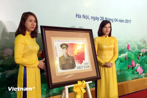 Bộ tem kỷ niệm 100 năm ngày sinh Đại tướng Văn Tiến Dũng. (Ảnh: T.H/Vietnam+)