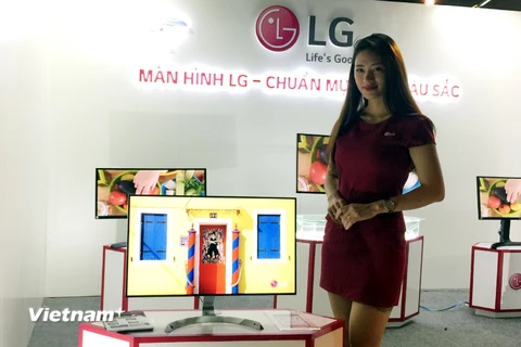 LG đem tới Vietnam Halography 2017 những mẫu màn hình máy tính mới nhất phục vụ thiết kế. (Ảnh: T.H/Vietnam+)