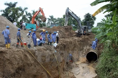 Hiện trường sự cố vỡ đường ống nước sông Đà. (Ảnh: Tuấn Anh/TTXVN) 