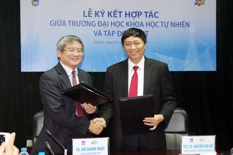 Tổng Giám đốc FPT Bùi Quang Ngọc (trái) cùng đại diện Đại học Khoa học tự nhiên Hà Nội ký thỏa thuận về đào tạo nguồn nhân lực công nghệ. (Ảnh minh họa: FPT)