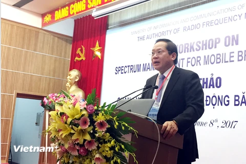 Bộ trưởng Trương Minh Tuấn nhấn mạnh, hạ tầng viễn thông công nghệ thông tin, hạ tầng băng rộng di động đóng một vai trò đặc biệt quan trọng trong cuộc cách mạng công nghiệp lần 4. (Ảnh: T.H/Vietnam+)