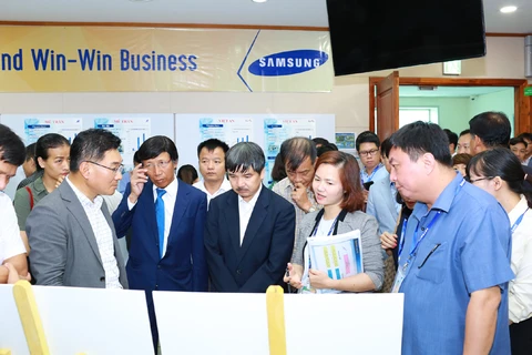 Tham quan khu vực trưng bày của các doanh nghiệp cung ứng tại triển lãm của Samsung. (Ảnh: Samsung Việt Nam)