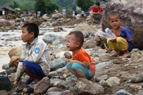 Trẻ em bản Huổi Liếng, xã Năm Păm buồn bã, thẫn thờ sau mưa lũ. (Ảnh: Nguyễn Cường/TTXVN)