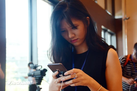 [Photo] Cận cảnh smartphone "made in Vietnam" Bphone 2017 