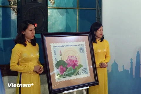 Mẫu tem kỷ niệm 50 năm ASEAN của Việt Nam. (Ảnh: T.H/Vietnam+)