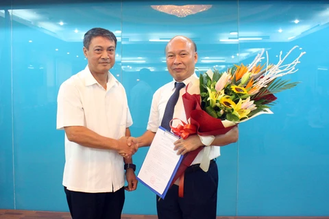 Thứ trưởng Phạm Hồng Hải (trái) trao quyết định cho tân Chủ tịch MobiFone. (Nguồn: MIC) 