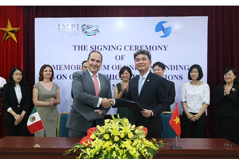Cục trưởng Đinh Hữu Phí (phải) và ông Miguel Ángel Margáin ký bản ghi nhớ về chỉ dẫn địa lý giữa Việt Nam và Mexico. (Nguồn: NOIP)