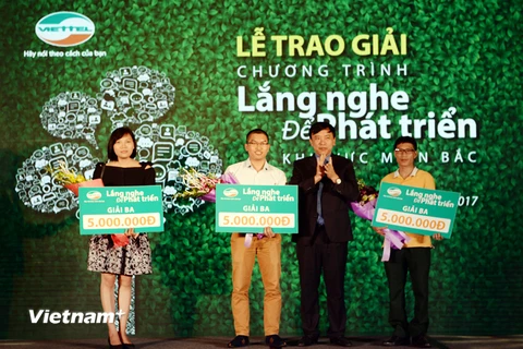Lãnh đạo Viettel trao phần thưởng cho các "Thượng đế" có những ý kiến đóng góp thiết thực cho hoạt động của nhà mạng. (Ảnh: CTV/Vietnam+)