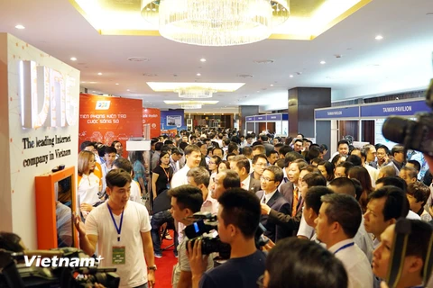 Các gian hàng giới thiệu công nghệ mới thu hút đông đảo sự quan tâm của các đại biểu. (Ảnh: PV/Vietnam+)