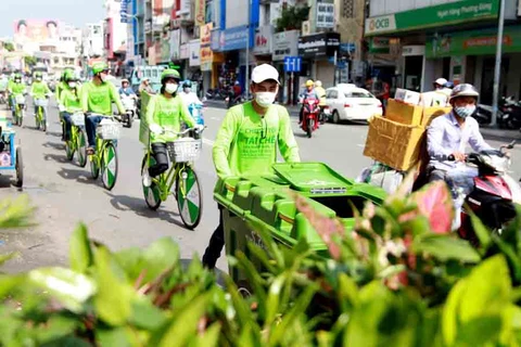 Tình nguyện viên của Việt Nam Tái chế trên các trục đường phố nhằm nâng cao ý thức của người dân với rác thải điện tử. (Nguồn: VNTC)