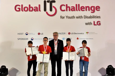 Đại diện nhóm thanh thiếu niên khuyết tật Việt Nam nhận giải. (Ảnh: BTC)