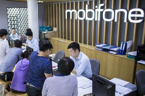 Nhiều khách hàng đến MobiFone để sở hữu điện thoại kèm gói cước. (Ảnh: MBF)