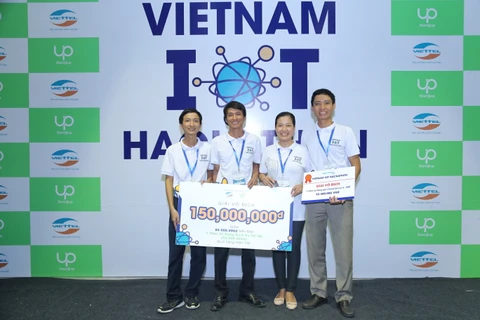 Đội đoạt chức vô địch cuộc thi Vietnam IoT Hackathon 2017. (Nguồn: Vietttel)