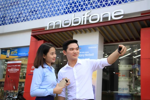 Galaxy Note 8 đã được MobiFone bán với giá rẻ kèm gói cước. (Ảnh: MBF)