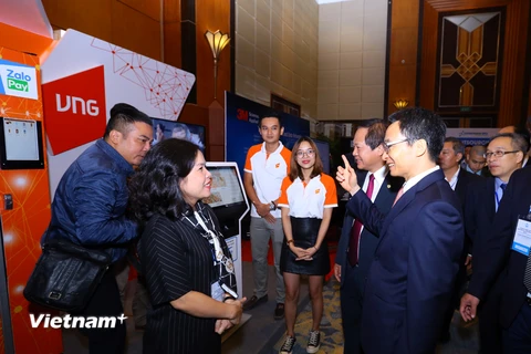 Nhiều doanh nghiệp như VNPT, VTC, VNPT đã trình diễn những công nghệ mới, thu hút khách thăm quan. (Ảnh: M.Q/Vietnam+)