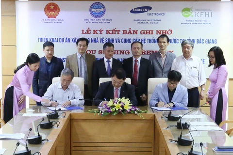 Samsung Việt Nam cùng đối tác ký kết biên bản hỗ trợ xây dựng hệ thống nhà vệ sinh tiêu chuẩn tại các trường học vùng khó khăn ở Bắc Giang. (Nguồn: SS)
