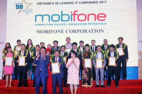 Ông Nguyễn Đình Tuấn – Thành viên Hội đồng thành viên MobiFone (giữa, hàng thứ nhất) nhận danh hiệu “50 doanh nghiệp công nghệ thông tin hàng đầu Việt Nam 2017.” (Nguồn: MBF)