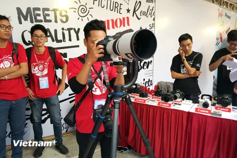 Nhiều thí sinh tranh thủ trải nghiệm các thiết bị hiện đại phục vụ ngành ảnh của Canon. (Ảnh: T.H/Vietnam+)