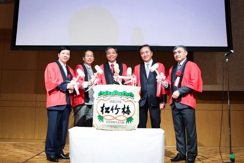 Thứ trưởng Bộ Thông tin và Truyền thông Nguyễn Minh Hồng (ngoài cùng bên phải) tham dự khai trương CMC Japan. (Nguồn: CMC)
