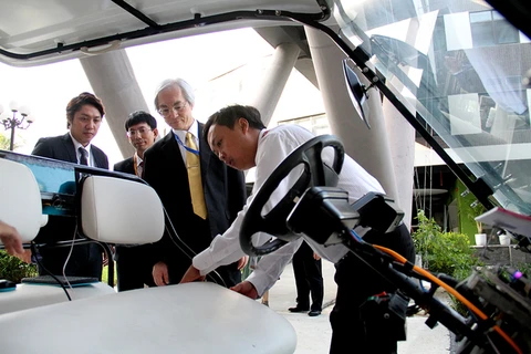 Đại diện FPT giới thiệu công nghệ xe tự hành với lãnh đạo Bộ Nội vụ và Truyền thông Nhật Bản. (Nguồn: FPT) 