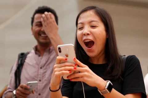 Một khách hàng thử tính năng Animoji trên iPhone X trong cửa hàng Apple ở Singapore. (Nguồn: Reuters) 