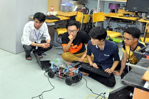 Sinh viên hào hứng với cuộc thi lập trình xe tự hành của FPT. (Ảnh: BTC)